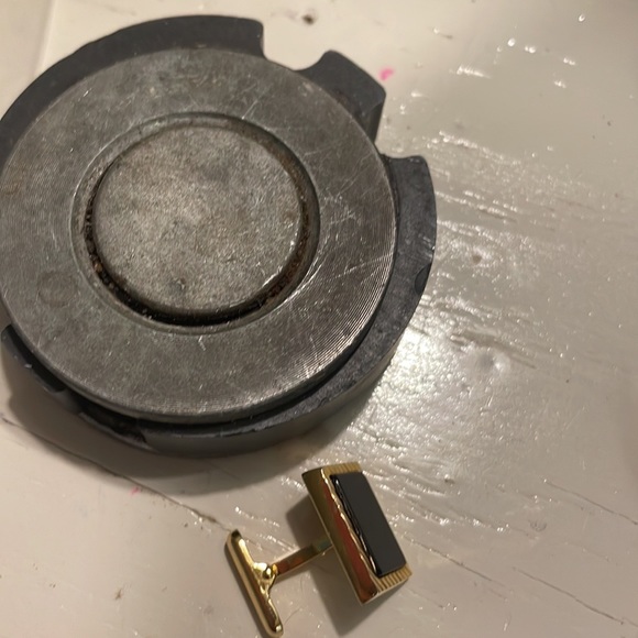 Vintage-1950s--rectangular gold tone black onyx single bar toggle cuff links - Picture 12 of 15